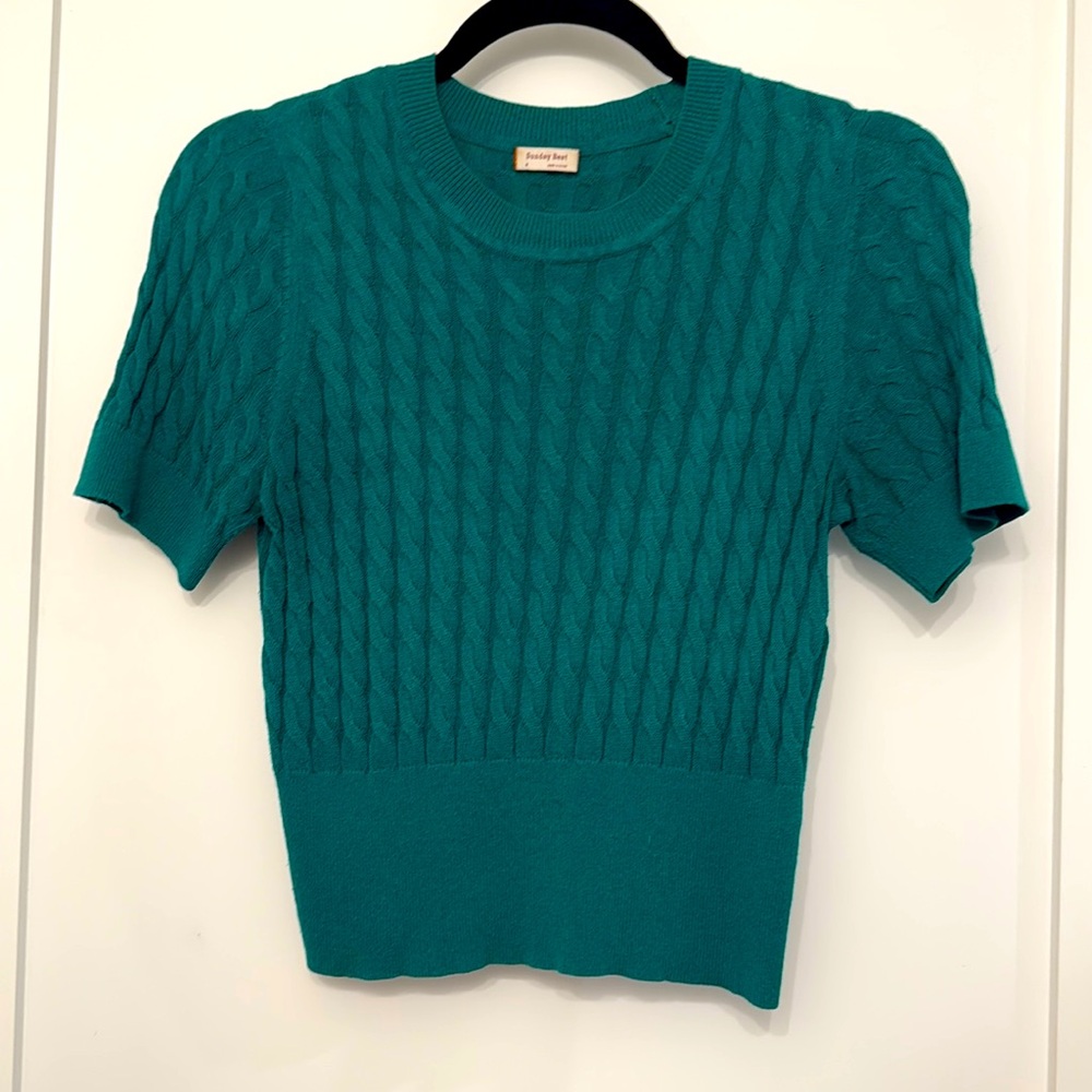 Short sleeved cable knit sweater